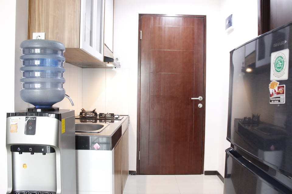 Room | Private kitchenette | Fridge, stovetop, cookware/dishes/utensils