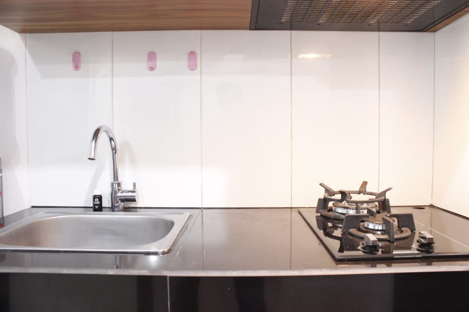 Room | Private kitchenette | Fridge, stovetop, cookware/dishes/utensils