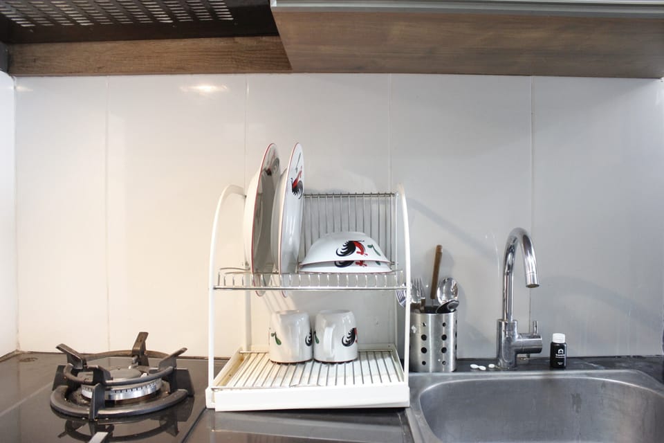 Room | Private kitchenette | Fridge, stovetop, cookware/dishes/utensils