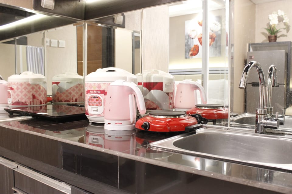 Room | Private kitchenette | Fridge, stovetop, cookware/dishes/utensils