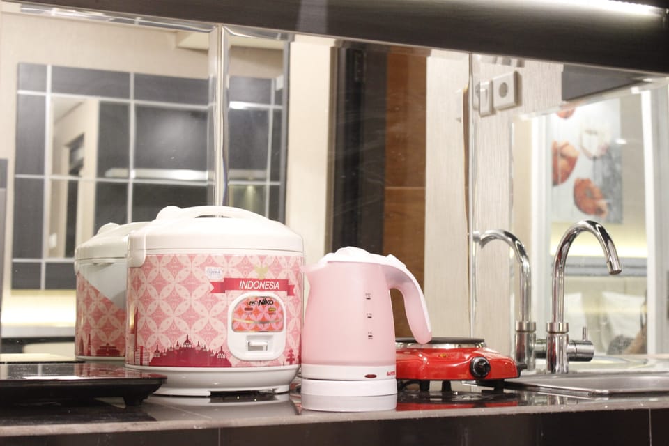 Room | Private kitchenette | Fridge, stovetop, cookware/dishes/utensils
