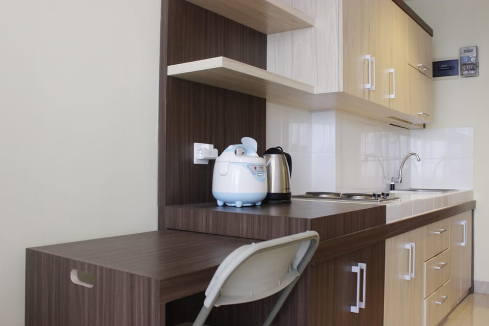 Room | Private kitchenette | Fridge, stovetop, electric kettle, cookware/dishes/utensils