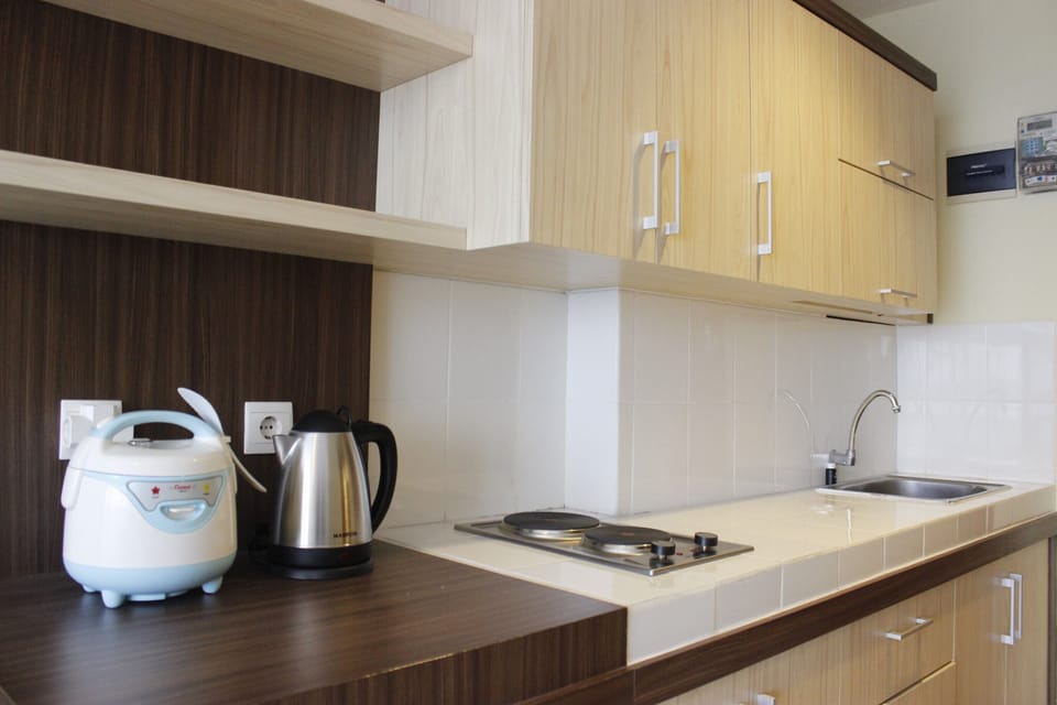 Room | Private kitchenette | Fridge, stovetop, electric kettle, cookware/dishes/utensils