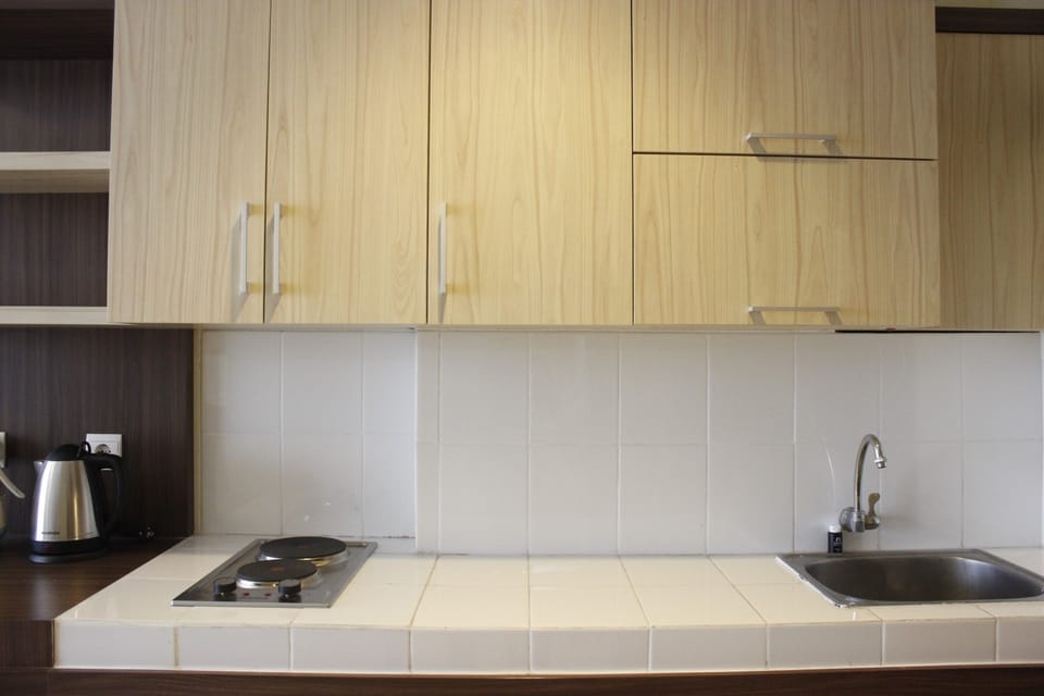 Room | Private kitchenette | Fridge, stovetop, electric kettle, cookware/dishes/utensils
