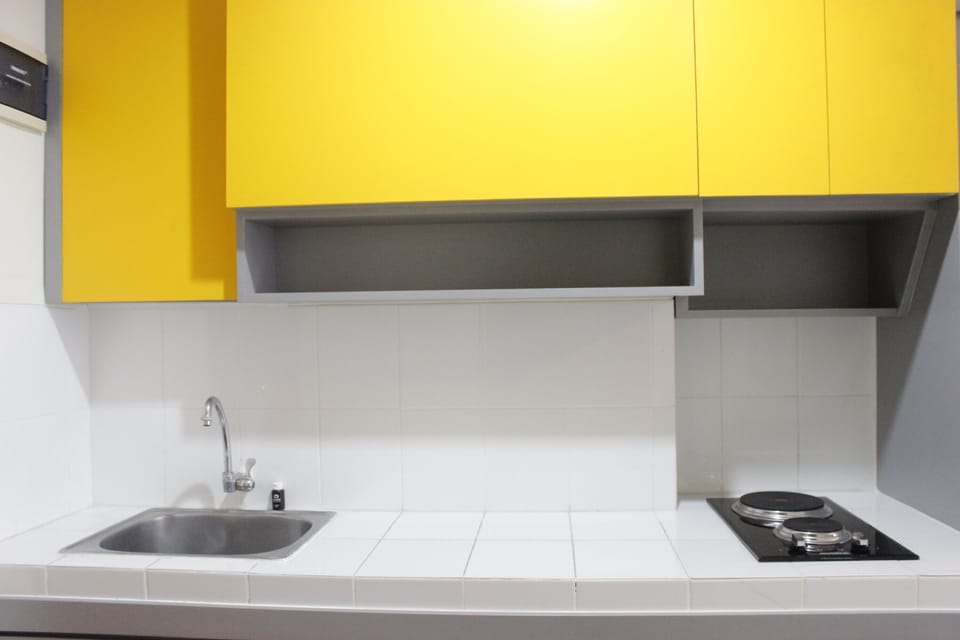 Room | Private kitchenette | Fridge, stovetop, cookware/dishes/utensils