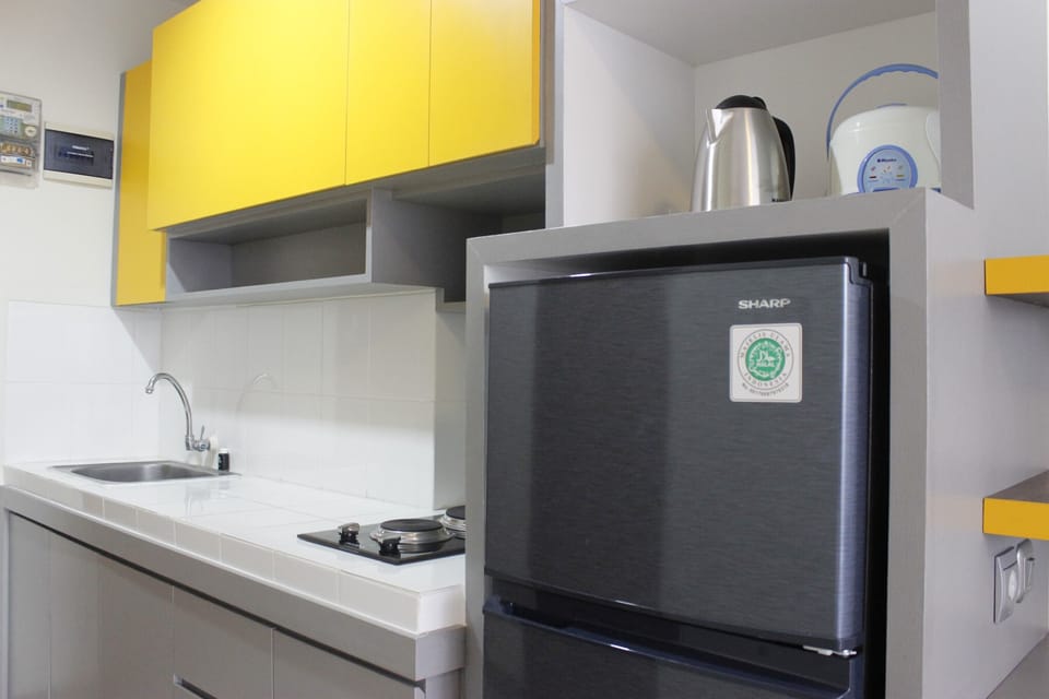 Room | Private kitchenette | Fridge, stovetop, cookware/dishes/utensils