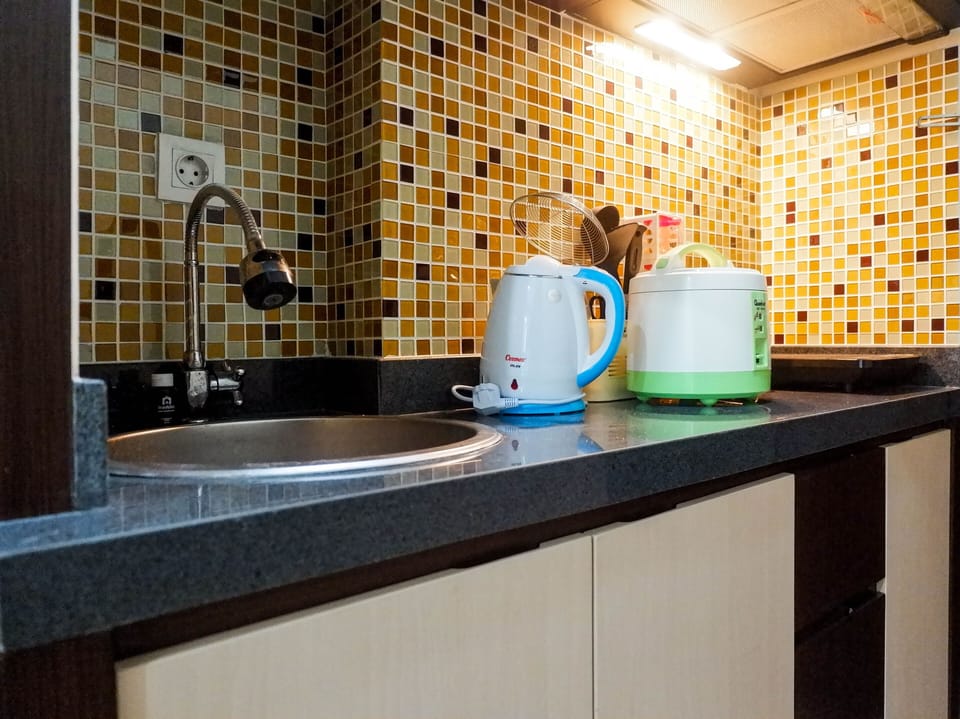 Room | Private kitchenette | Fridge, stovetop, cookware/dishes/utensils