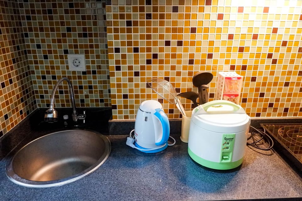 Room | Private kitchenette | Fridge, stovetop, cookware/dishes/utensils