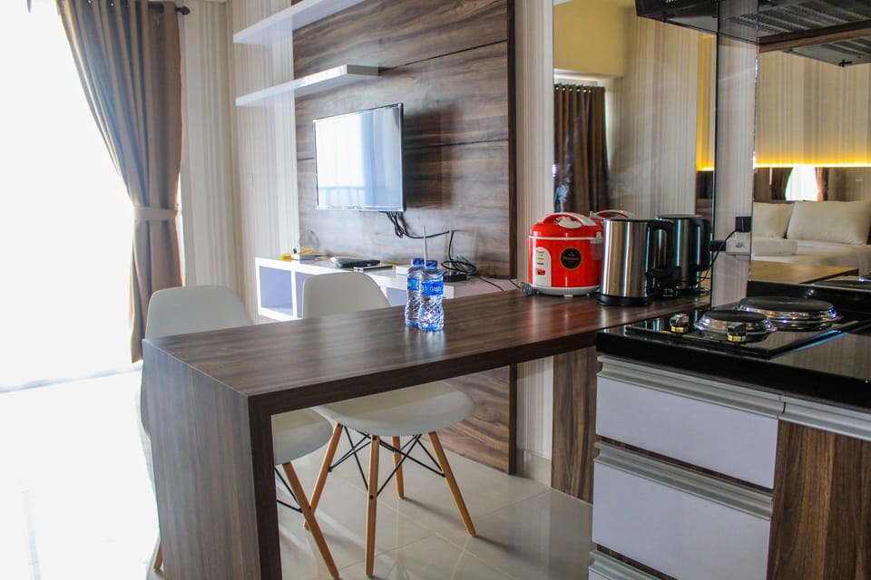 Room | Private kitchenette | Fridge, stovetop, cookware/dishes/utensils