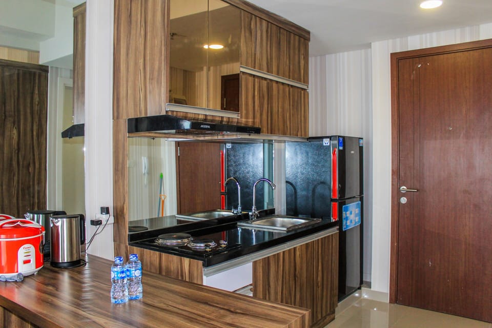 Room | Private kitchenette | Fridge, stovetop, cookware/dishes/utensils