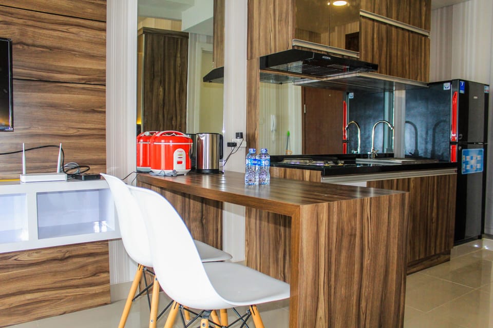 Room | Private kitchenette | Fridge, stovetop, cookware/dishes/utensils
