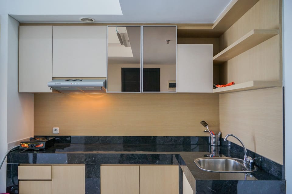 Room | Private kitchenette | Fridge, stovetop, cookware/dishes/utensils