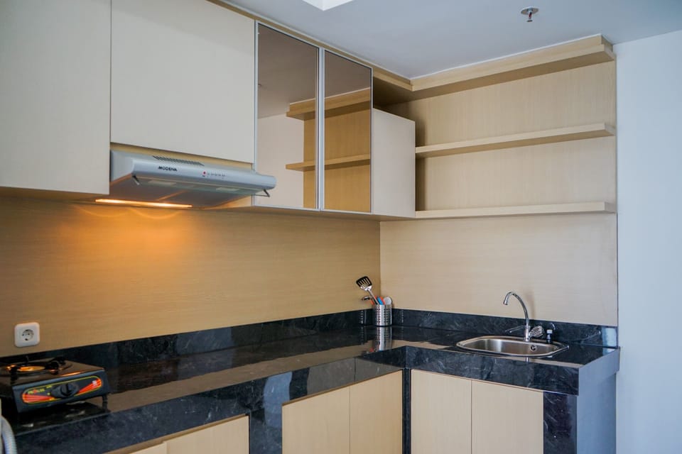 Room | Private kitchenette | Fridge, stovetop, cookware/dishes/utensils
