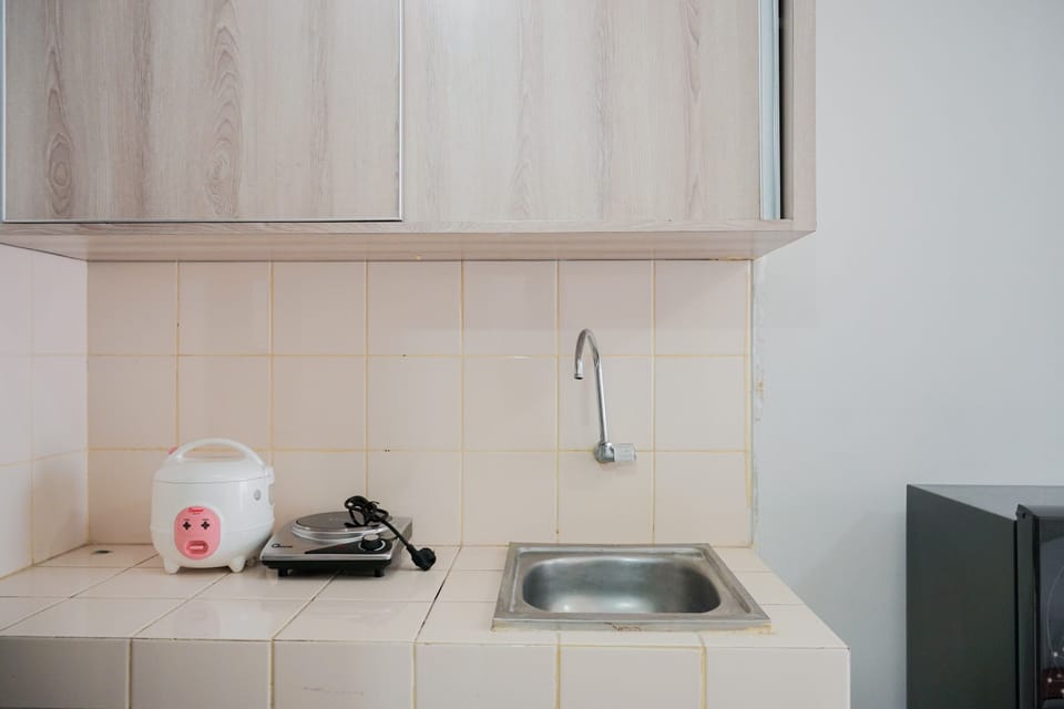 Room | Private kitchenette | Fridge, stovetop, cookware/dishes/utensils
