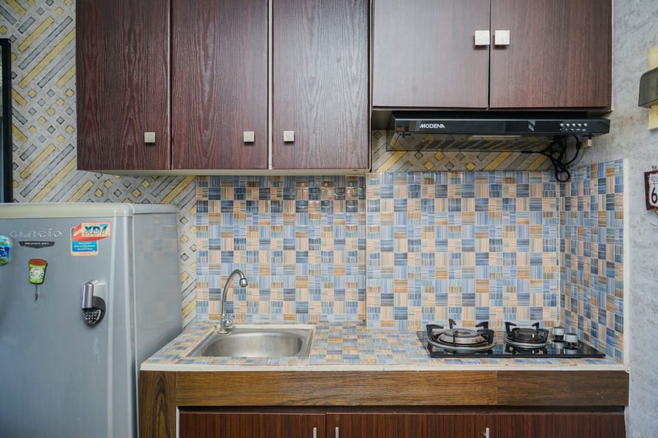 Room | Private kitchenette | Fridge, stovetop, cookware/dishes/utensils