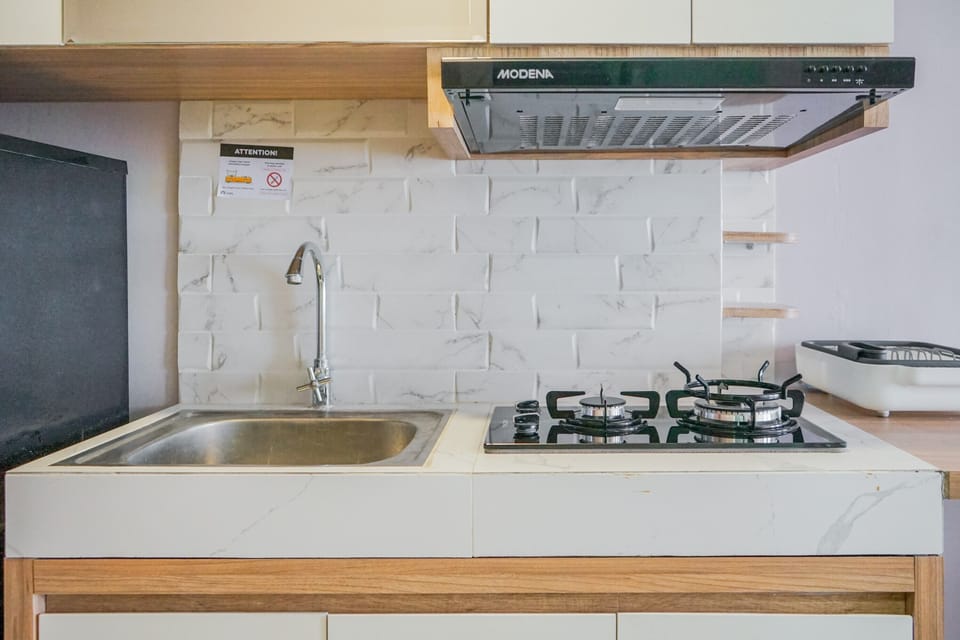 Room | Private kitchenette | Fridge, stovetop, cookware/dishes/utensils