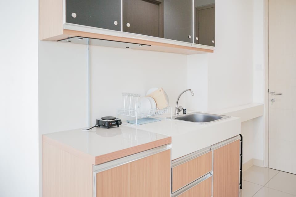Room | Private kitchenette | Fridge, stovetop, cookware/dishes/utensils