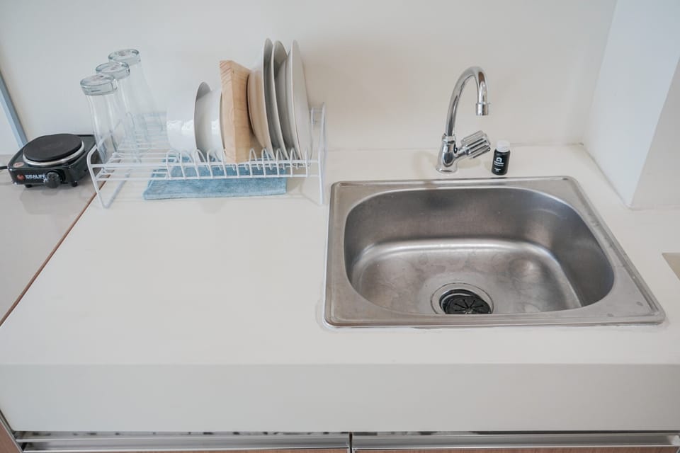 Room | Private kitchenette | Fridge, stovetop, cookware/dishes/utensils