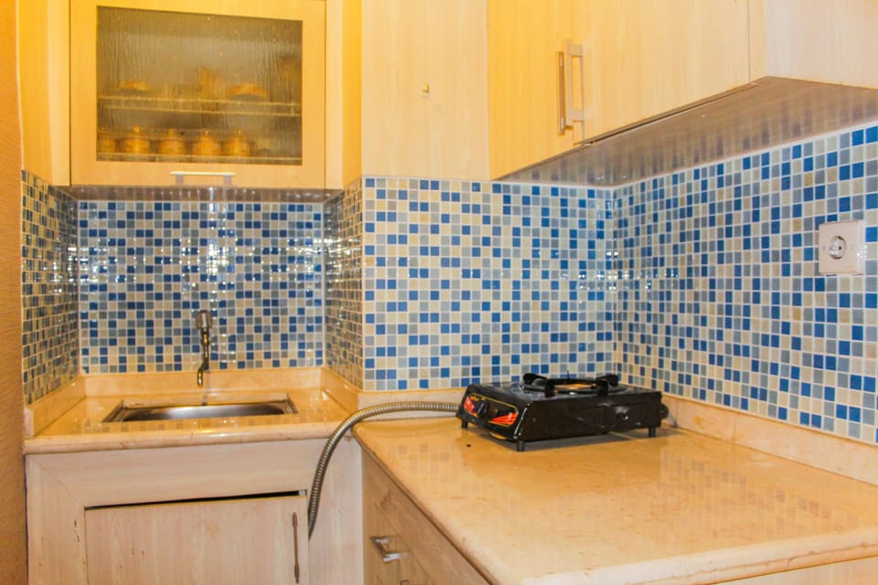 Room | Private kitchenette | Fridge, stovetop, cookware/dishes/utensils
