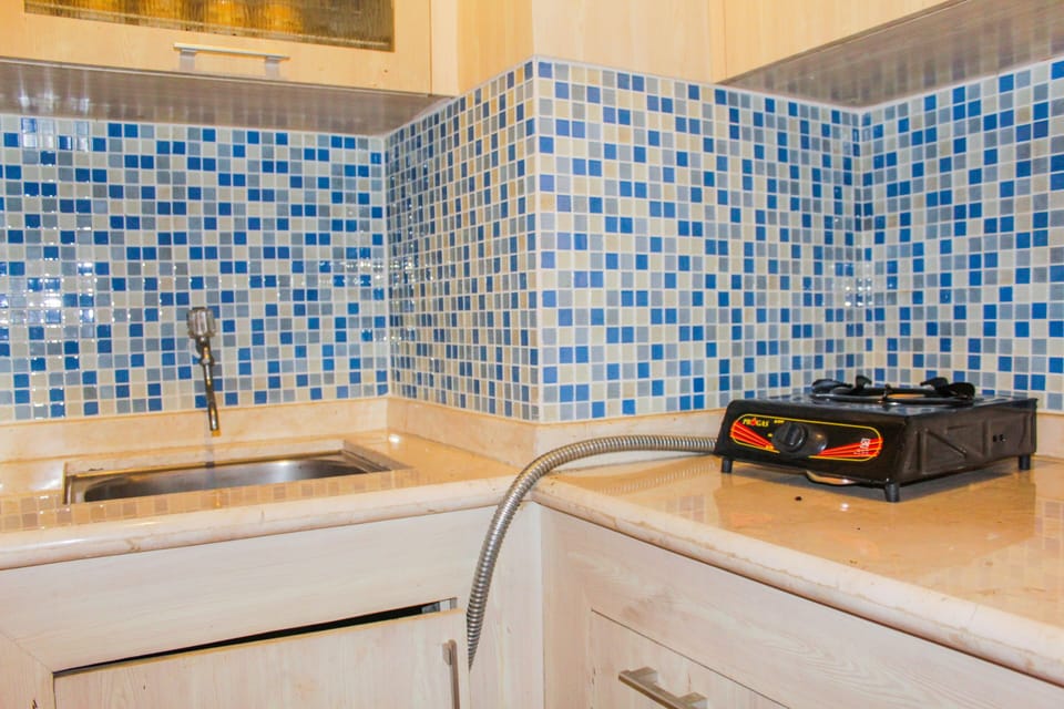 Room | Private kitchenette | Fridge, stovetop, cookware/dishes/utensils
