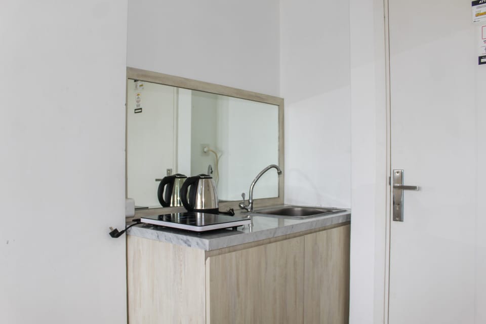 Room | Private kitchenette | Fridge, stovetop, cookware/dishes/utensils