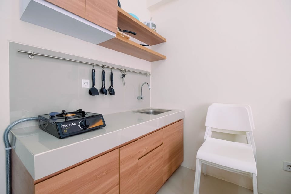 Room | Private kitchenette | Fridge, stovetop, cookware/dishes/utensils