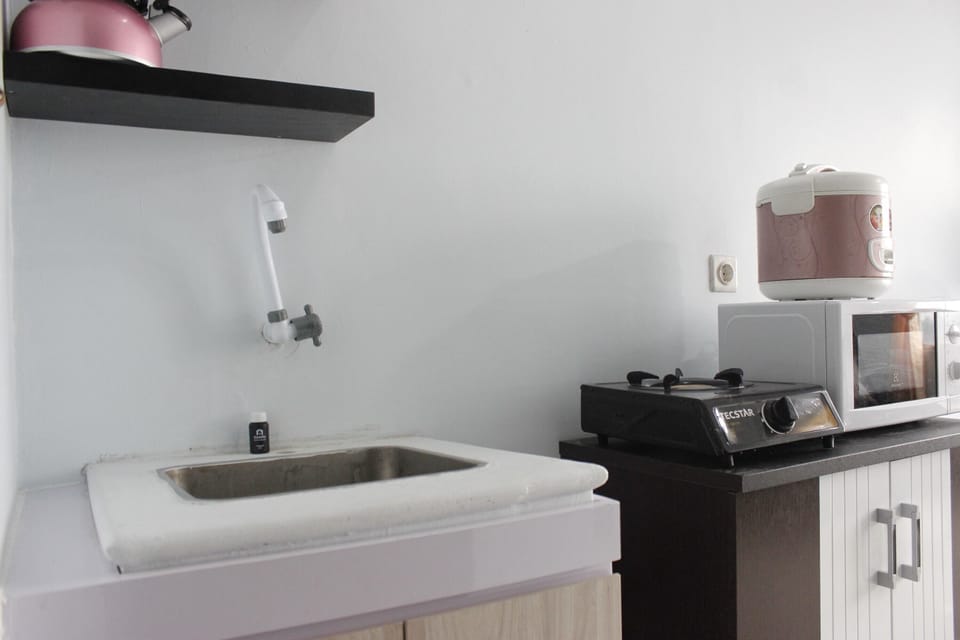 Room | Private kitchenette | Fridge, stovetop, cookware/dishes/utensils