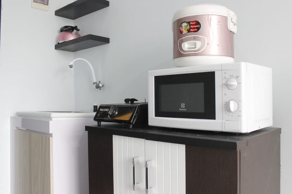 Room | Private kitchenette | Fridge, stovetop, cookware/dishes/utensils