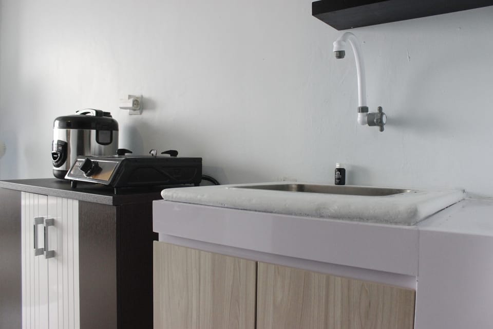 Room | Private kitchenette | Fridge, stovetop, cookware/dishes/utensils