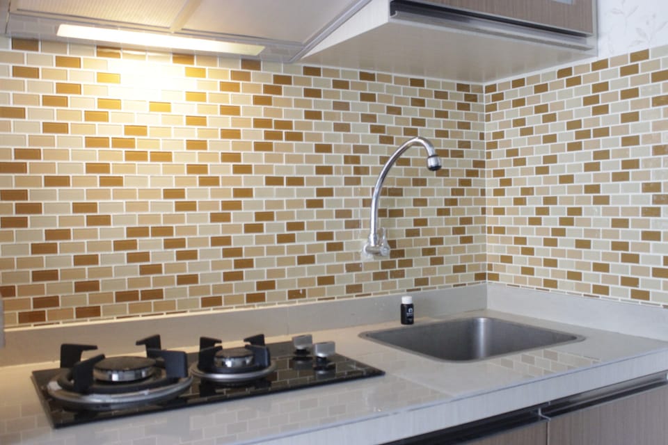 Room | Private kitchenette | Fridge, stovetop, cookware/dishes/utensils