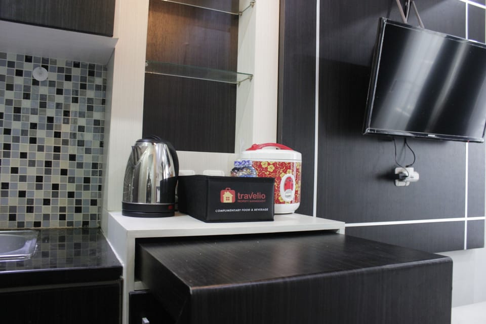 Room | Private kitchenette | Fridge, stovetop, cookware/dishes/utensils