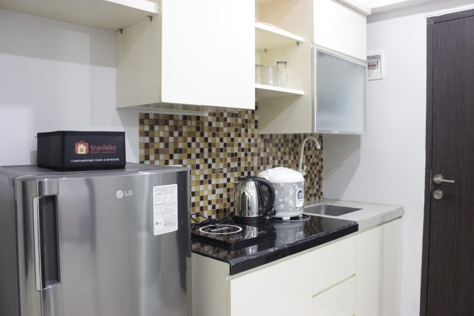 Room | Private kitchenette | Fridge, stovetop, cookware/dishes/utensils