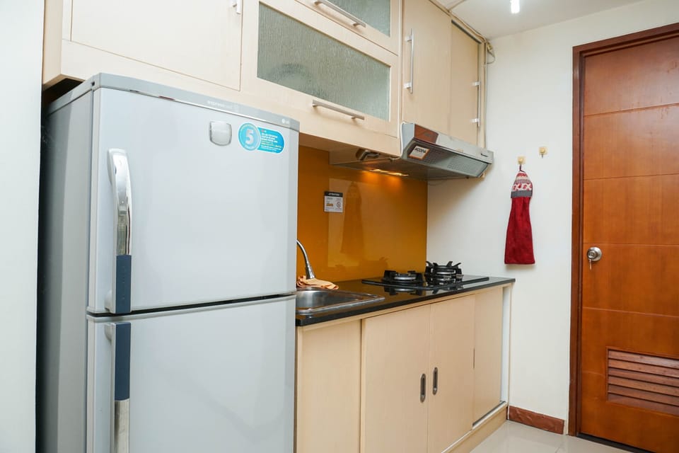 Room | Private kitchenette | Fridge, stovetop, cookware/dishes/utensils