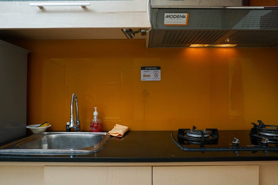 Room | Private kitchenette | Fridge, stovetop, cookware/dishes/utensils