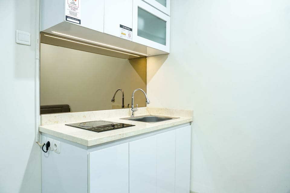 Room | Private kitchenette | Fridge, stovetop, cookware/dishes/utensils