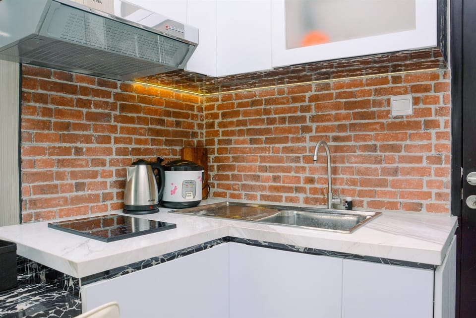 Room | Private kitchenette | Fridge, stovetop, cookware/dishes/utensils