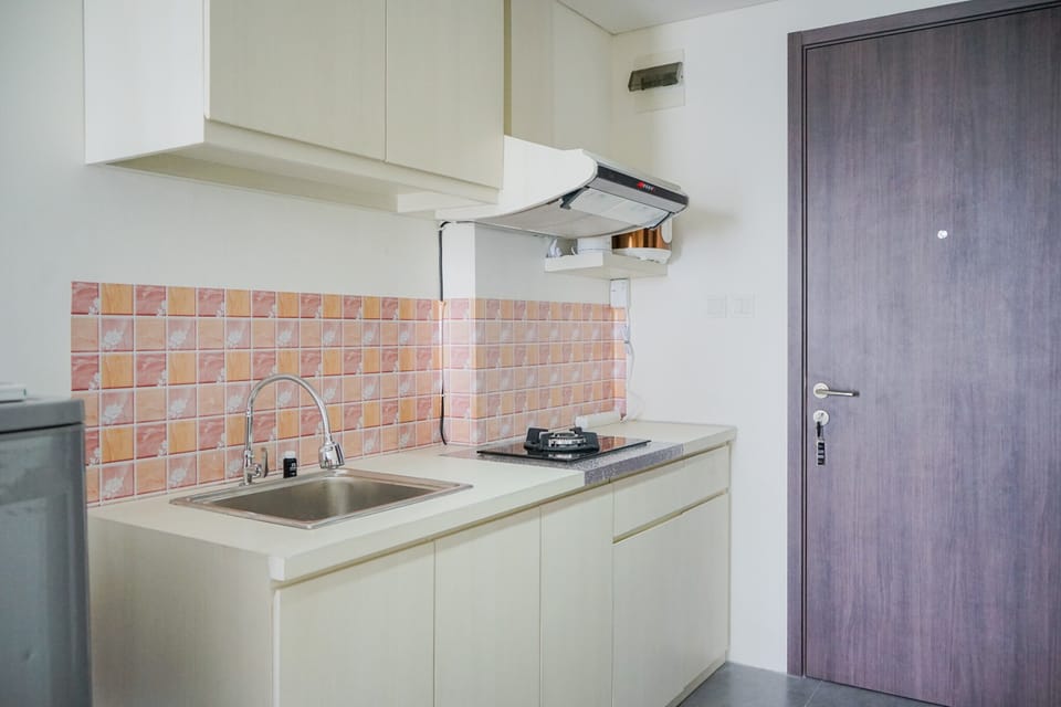 Room | Private kitchenette | Fridge, stovetop, cookware/dishes/utensils