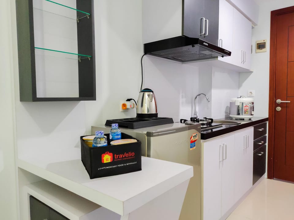 Room | Private kitchenette | Fridge, stovetop, cookware/dishes/utensils
