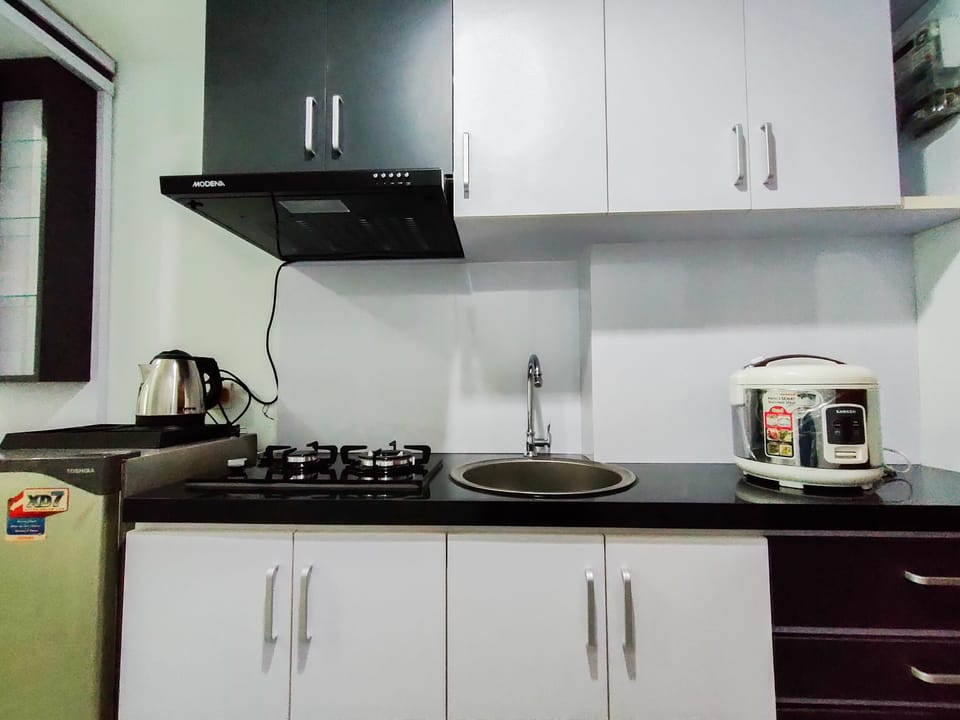 Room | Private kitchenette | Fridge, stovetop, cookware/dishes/utensils