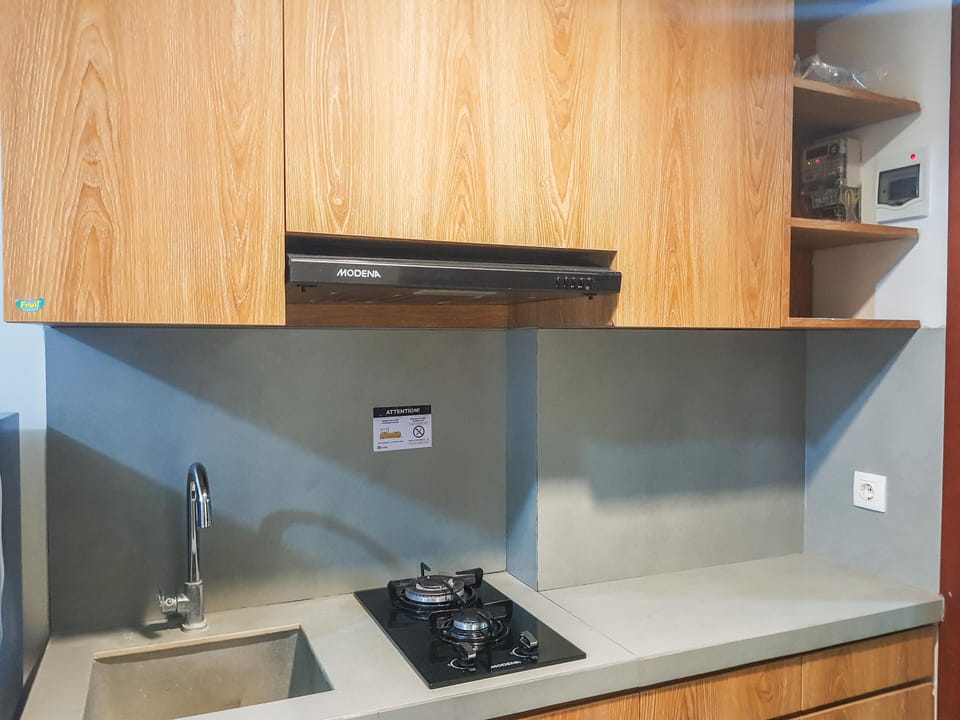 Room | Private kitchenette | Fridge, stovetop, cookware/dishes/utensils