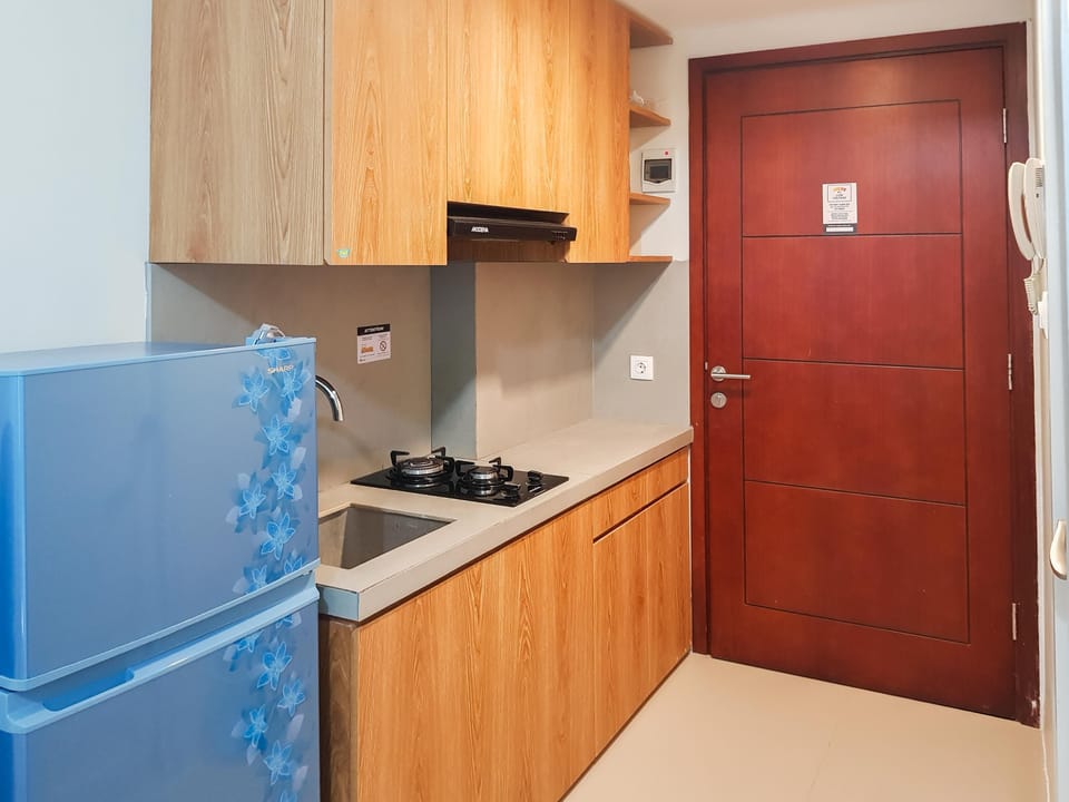Room | Private kitchenette | Fridge, stovetop, cookware/dishes/utensils