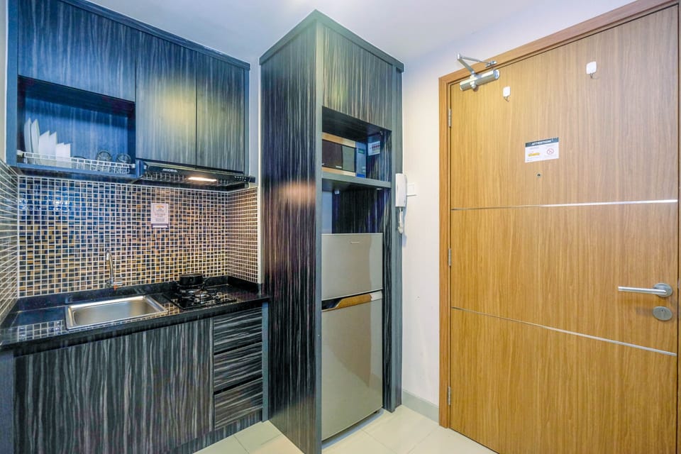 Room | Private kitchenette | Fridge, stovetop, cookware/dishes/utensils