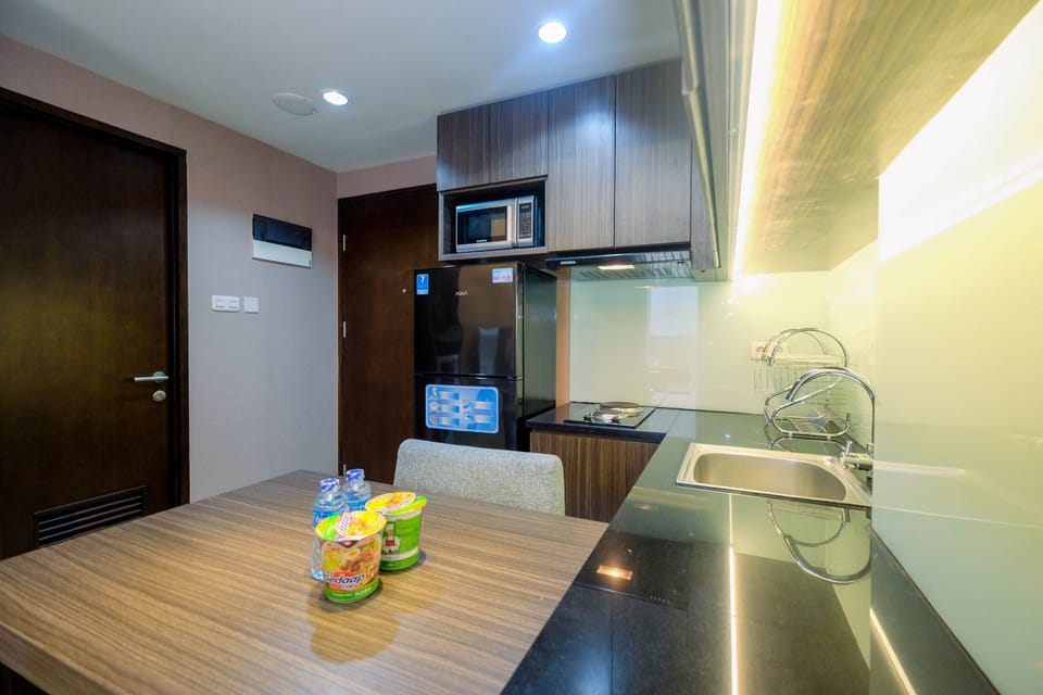 Room | Private kitchenette | Fridge, stovetop, cookware/dishes/utensils