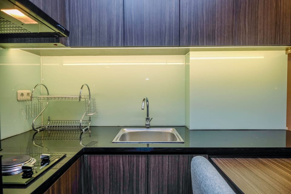 Room | Private kitchenette | Fridge, stovetop, cookware/dishes/utensils