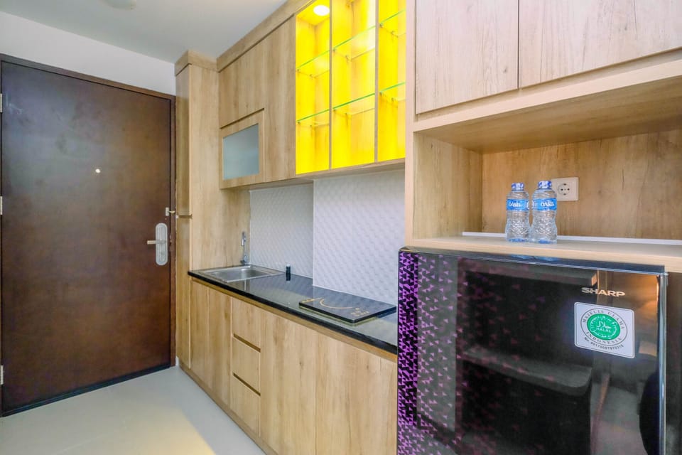 Room | Private kitchenette | Fridge, stovetop, cookware/dishes/utensils