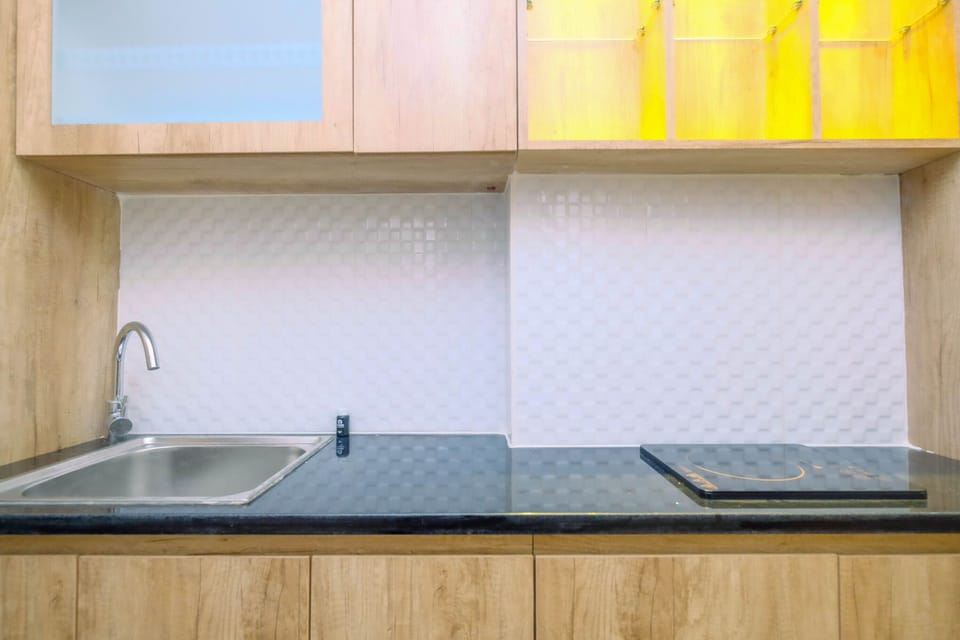 Room | Private kitchenette | Fridge, stovetop, cookware/dishes/utensils