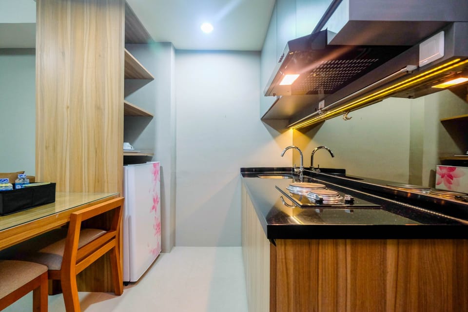 Room | Private kitchenette | Fridge, stovetop, cookware/dishes/utensils