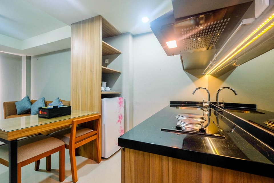 Room | Private kitchenette | Fridge, stovetop, cookware/dishes/utensils
