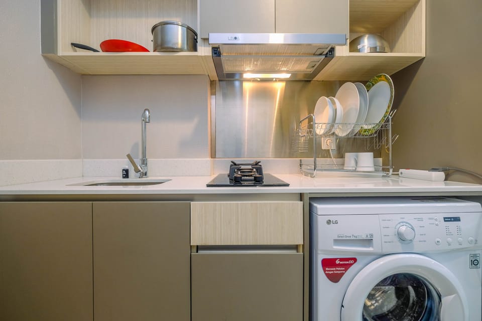 Room | Private kitchenette | Fridge, stovetop, cookware/dishes/utensils