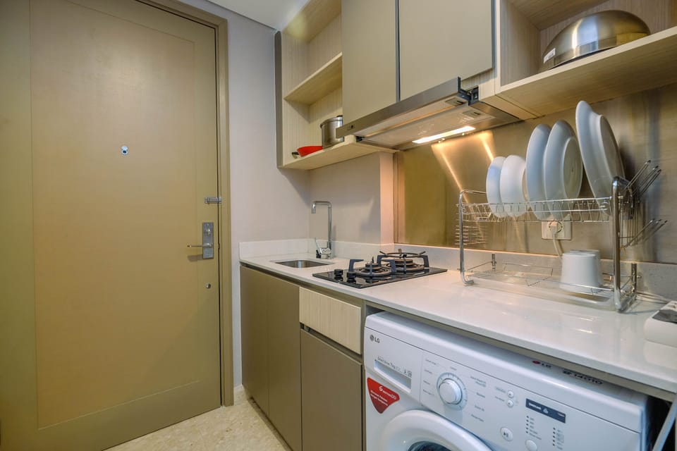 Room | Private kitchenette | Fridge, stovetop, cookware/dishes/utensils
